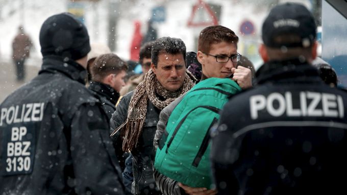 Uprchlíci na německo-rakouské hranici.