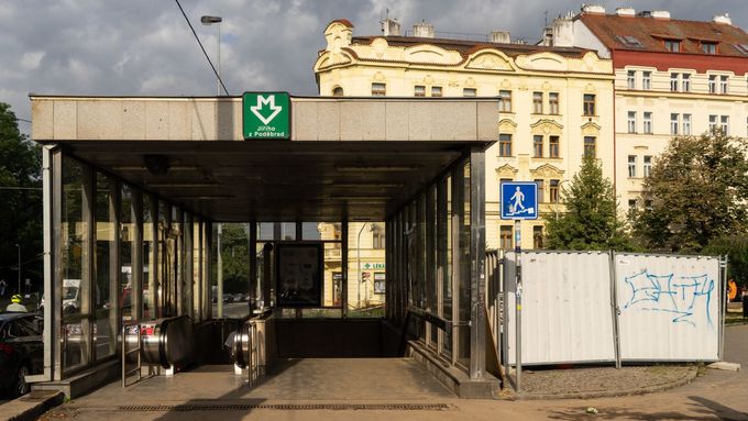 Vstup do metra na Jiřího z Poděbrad
