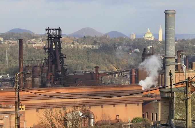 A view of the ArcelorMittal high furnace of Ougree, near Liege January 28, 2013. ArcelorMittal the world's largest steel producer, plans to shut a coke plant and six fininishing lines at its site in Liege Belgium, affecting 1,300 employees, the group said on last week. REUTERS/Yves Herman (BELGIUM - Tags: BUSINESS CIVIL UNREST BUSINESS EMPLOYMENT) Published: Led. 28, 2013, 2:41 odp.