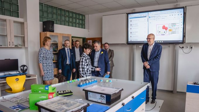 Ministr školství Mikuláš Bek, který se při návštěvě Kutnohorska zašel podívat na projekt Nadačního fondu Eduzměna