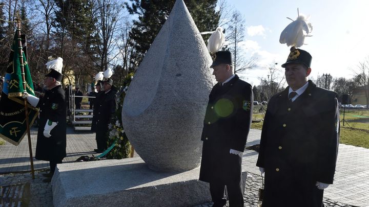Horníky, kteří před rokem zahynuli v dole ČSM, připomíná ve Stonavě žulová slza