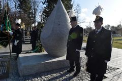 Horníky, kteří před rokem zahynuli v dole ČSM, připomíná ve Stonavě žulová slza