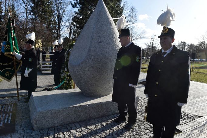 Rok od důlního neštěstí ve Stonavě si připomněly stovky lidí. Horníky, kteří při nehodě zahynuli, připomíná socha ve tvaru slzy.