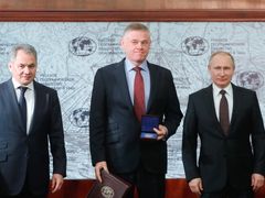 Oligarcha Alexander Abramov (uprostřed) s ministrem obrany Sergejem Šojgu a prezidentem Vladimírem Putinem.