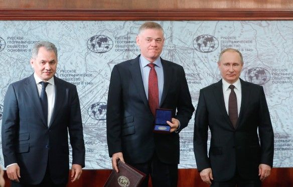 Oligarcha Alexander Abramov (uprostřed) s ministrem obrany Sergejem Šojgu a prezidentem Vladimírem Putinem.