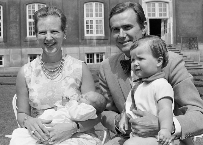 Korunní princ Frederik na snímku z roku 1969 se svými rodiči a novorozeným mladším bratrem Joachimem.