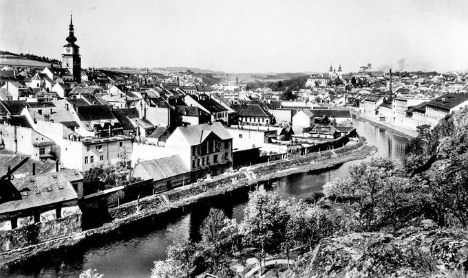 Pohled na Třebíč 10 let poté, co toto město zachvátil šokující případ vražd v Kohnově mlýně. Ilustrační snímek z roku 1935