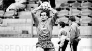 V roce 1988 odešel do německé Fortuny Düsseldorf, vedle ní si v zahraniční vyzkoušel také dresy Rot-Weiss Essen, kanadského Toronta Blizzard a celku Jahn Regensburg. Doma prošel i Blšany a pražskými Bohemians.