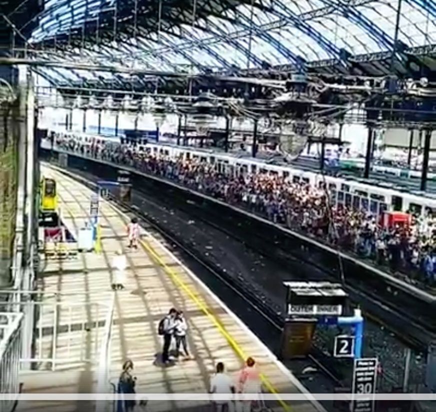 Snímek z videa, vydávaného za záběry z Masarykova nádraží v Praze