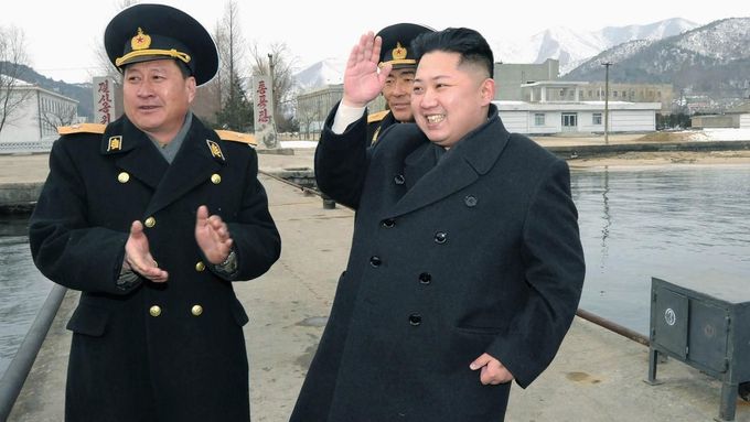 Nový vůdce Kim Čong-un se ukazuje především s vojáky.