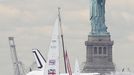 The Space Shuttle Enterprise, passes the Statue of Liberty as it rides on a barge in New York harbor, June 6, 2012. The Space Shuttle Enterprise was being moved up the Hudson River to be placed at the Intrepid Sea, Air and Space Museum. REUTERS/Brendan McDermid (UNITED STATES - Tags: SCIENCE TECHNOLOGY TRANSPORT) Published: Čer. 6, 2012, 5:13 odp.