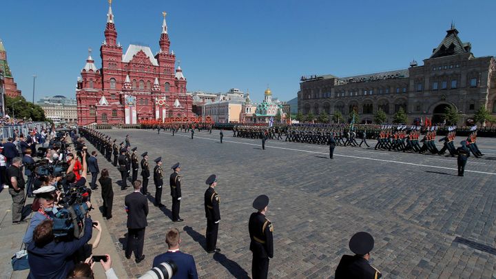 Velvyslanec Pivoňka se zúčastní přehlídky ruské armády. Skandální, reaguje poslanec; Zdroj foto: Reuters