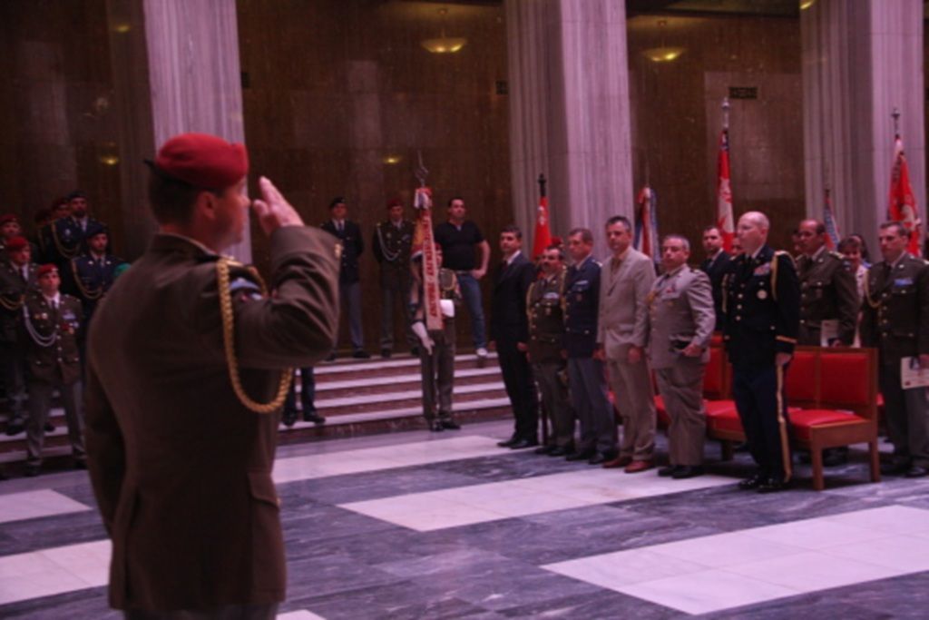 Čeští vojáci přijímají pamětní medaile a vyznamenání po svém návratu z Afghánistánu