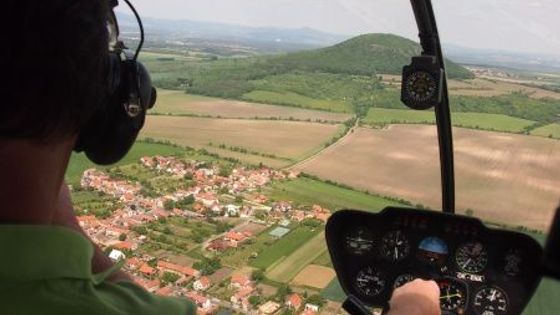 Foto: Tohle praotec Čech vidět nemohl. Hora Říp z vrtulníku