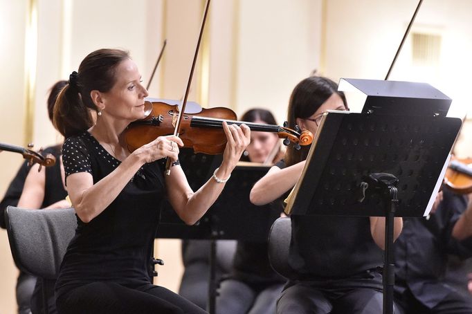 Vlevo je houslistka Marie Petříková.