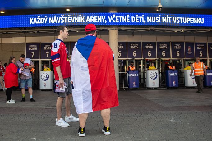 Policie na Mistrovství světa v hokeji 2024 v Česku u O2 Areny v Praze.