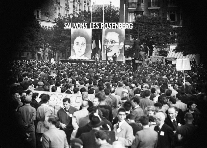 Demonstrace za omilostnění manželů Rosenbergových v Paříži v roce 1952.