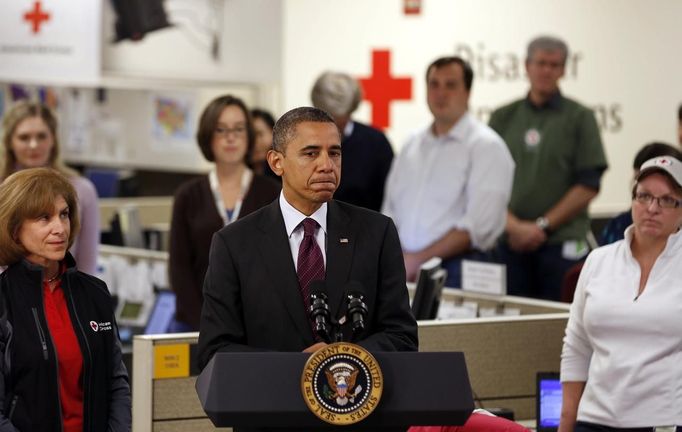 U.S. President Barack Obama speaks while he monitors damage done by Hurricane Sandy at the National Red Cross Headquarters in Washington, October 30, 2012. REUTERS/Larry Downing (UNITED STATES - Tags: POLITICS DISASTER ENVIRONMENT) Published: Říj. 30, 2012, 6:41 odp.