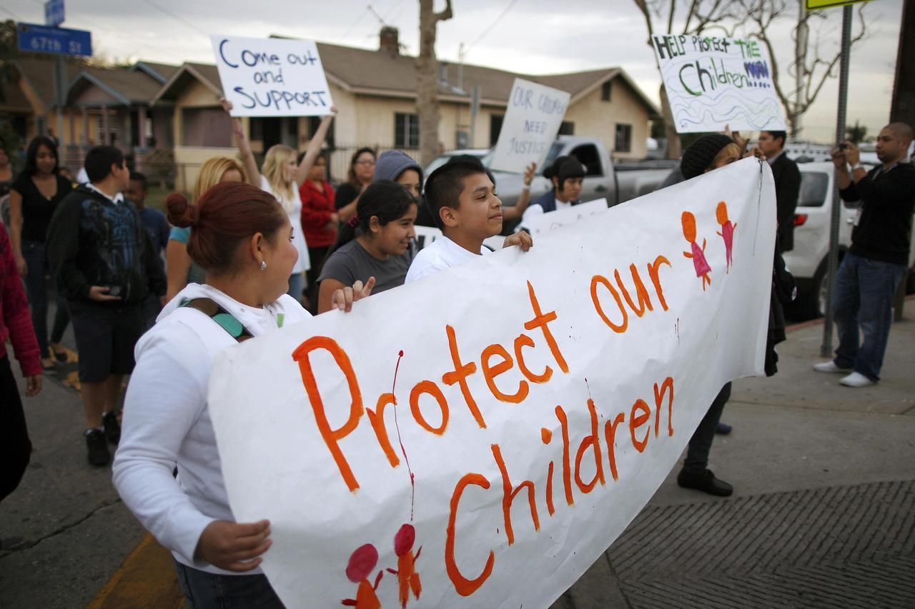 Protesty rodičů proti zneužívání dětí ve škole