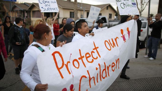 Rodiče dětí ze základní školy Miramonte v Kalifornii protestují proti "oplzlému chování učitělů".