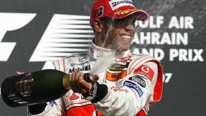 Lewis Hamilton oslavuje druhé místo na Velké ceně v Bahrajnu.