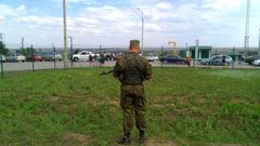 Ruský voják hlídá hranici