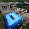 Nejhezčí fotky Reuters 2020 - Triatlonista Lloyd Bebbington trénuje doma v bazénu