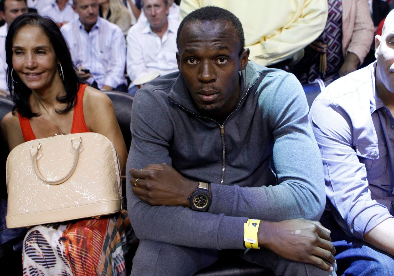 Jamajský sprinter Usain Bolt sleduje basketbalové utkání NBA 2012/13 mezi Miami Heat a Bostonem Celtics.