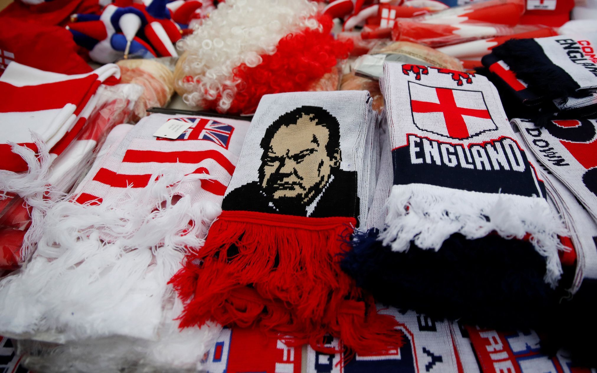 Anglické šály a Winston Churchill před zápasem kvalifikace ME 2020 Anglie - Česko.