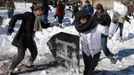 Massachusetts Institute of Technology (MIT) and Harvard University students have a snow ball fight in Cambridge, Massachusetts February 10, 2013 following a winter blizzard which dumped up to 40 inches of snow with hurricane force winds, killing at least nine people and leaving hundreds of thousands without power. REUTERS/Brian Snyder (UNITED STATES - Tags: ENVIRONMENT) Published: Úno. 10, 2013, 7:05 odp.