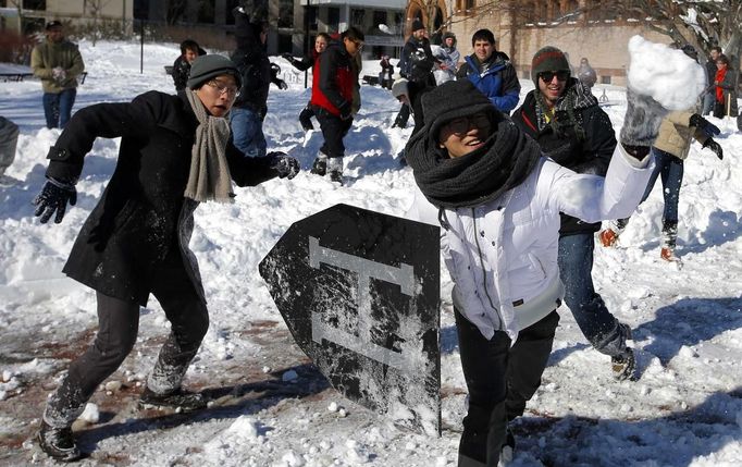 Massachusetts Institute of Technology (MIT) and Harvard University students have a snow ball fight in Cambridge, Massachusetts February 10, 2013 following a winter blizzard which dumped up to 40 inches of snow with hurricane force winds, killing at least nine people and leaving hundreds of thousands without power. REUTERS/Brian Snyder (UNITED STATES - Tags: ENVIRONMENT) Published: Úno. 10, 2013, 7:05 odp.