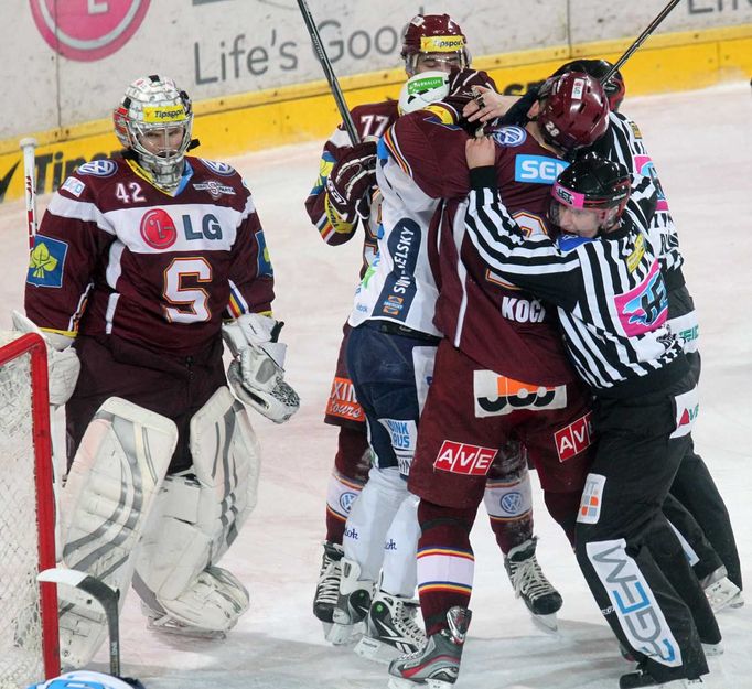 David Kočí a Sasha Treille čistí prostor před Tomášem Pöpperlem