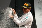 Britský formulový thriller vyhrál Hamilton, Rosberg vypadl
