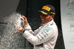 Britský formulový thriller vyhrál Hamilton, Rosberg vypadl