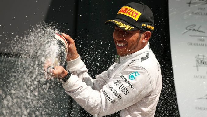 Lewis Hamilton slaví triumf ve Velké ceně Velké Británie formule 1.