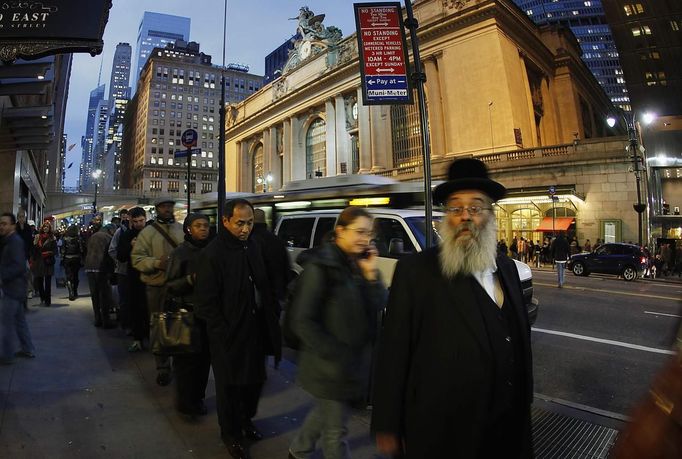 People line up along a street in Manhattan to take buses back to the Brooklyn borough in the aftermath of Hurricane Sandy in New York November 1, 2012. New York subway trains crawled back to limited service after being shut down since Sunday, but the lower half of Manhattan still lacked power and surrounding areas such as Staten Island, the New Jersey shore and the city of Hoboken remained crippled from a record storm surge and flooding. REUTERS/Carlo Allegri (UNITED STATES - Tags: ENVIRONMENT DISASTER TRANSPORT) Published: Lis. 2, 2012, 12:07 dop.