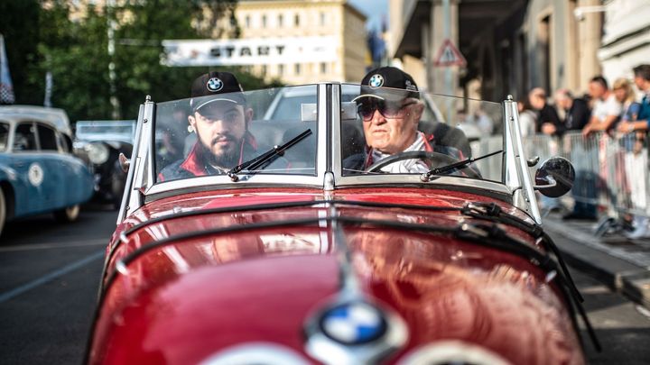 Obrazem: Odstartováno. Tyto veterány čeká legendární závod 1000 mil československých
