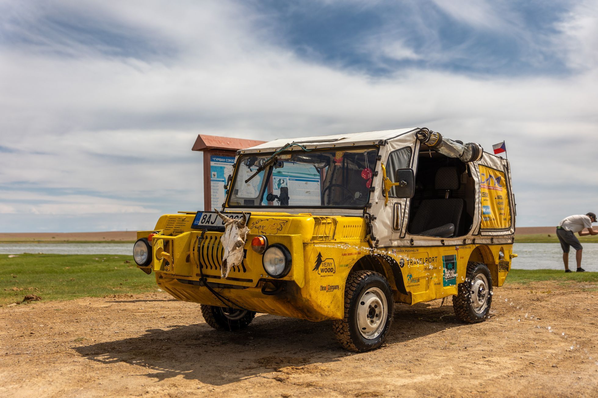 Žlutá žába pluje!