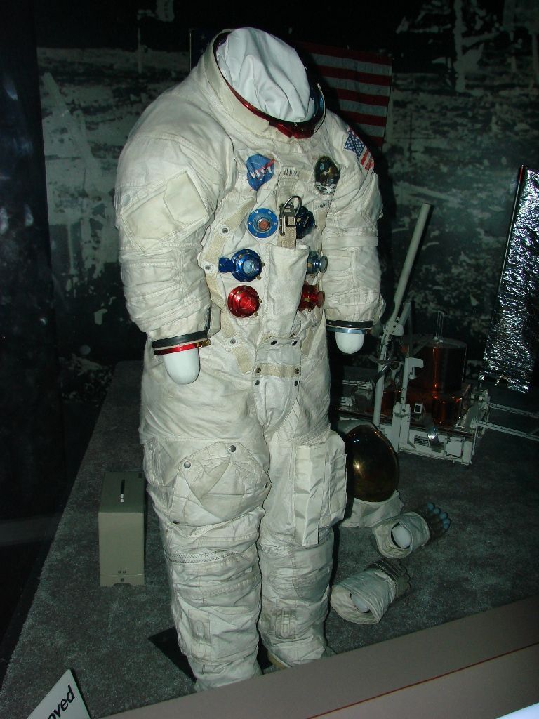 buzz aldrin apollo 11 astronaut nasa skafandr