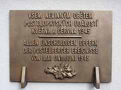 Deska na stěně hřbitova. 
