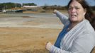 Ronda Wilbur, a neighbor of murder suspect Jimmy Lee Dykes, points as she speaks with the media about encounters she's had with him at the scene of a shooting and hostage taking in Midland City, Alabama, January 31, 2013. A gunman suspected of fatally shooting an Alabama school bus driver before holing up in an underground bunker with a young child is a Vietnam veteran with anti-government views, authorities and an organization that tracks hate groups said. REUTERS/Phil Sears (UNITED STATES - Tags: CRIME LAW) Published: Led. 31, 2013, 5:32 odp.