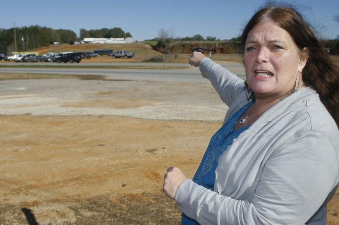 Ronda Wilbur, a neighbor of murder suspect Jimmy Lee Dykes, points as she speaks with the media about encounters she's had with him at the scene of a shooting and hostage taking in Midland City, Alabama, January 31, 2013. A gunman suspected of fatally shooting an Alabama school bus driver before holing up in an underground bunker with a young child is a Vietnam veteran with anti-government views, authorities and an organization that tracks hate groups said. REUTERS/Phil Sears (UNITED STATES - Tags: CRIME LAW) Published: Led. 31, 2013, 5:32 odp.