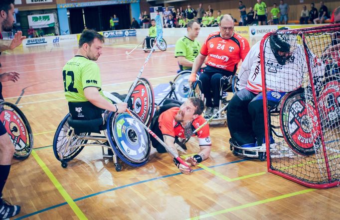 Handicapovaní florbalisté používají také speciální vozíky, které zajišťují dobrou stabilitu, ale ani to někdy nezabrání pádu.