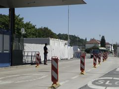 Rakušané hlídají hranice se Slovinskem. Auta ale nezastavují. Přibylo několik obytných buněk pro zázemí. Tohle není ten Schengen jako byl loni.