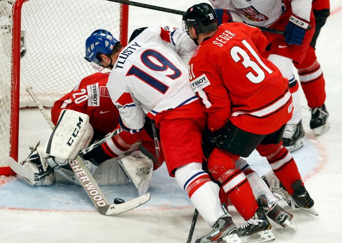 Hokej, MS 2013, Česko - Švýcarsko: Jiří Tlustý - Mathias Seger a Reto Berra