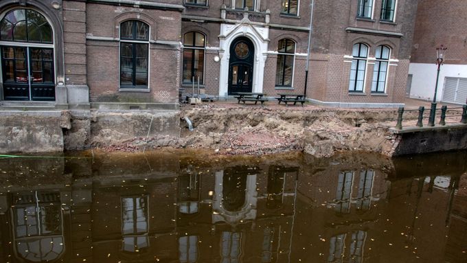 Propadnutí vodního kanálu u Amsterdamské univerzity.