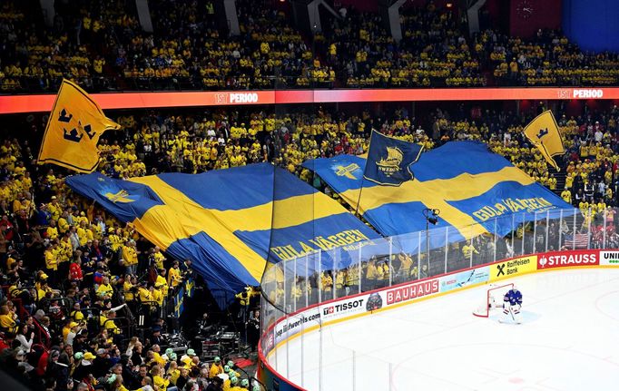 Švédští fanoušci v semifinále MS 2025 Švédsko - USA