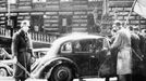 Řevnice, 6. května 1945. Příjezd kolony nákladních automobilů s příslušníky 1. pěšího pluku ROA na náměstí Victoria (dnes Krále Jiřího z Poděbrad).