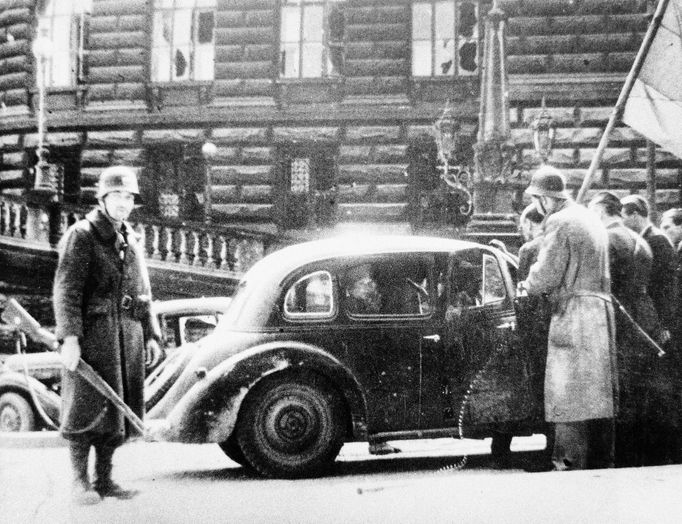 Řevnice, 6. května 1945. Příjezd kolony nákladních automobilů s příslušníky 1. pěšího pluku ROA na náměstí Victoria (dnes Krále Jiřího z Poděbrad).