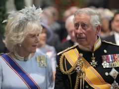 Na korunovaci nechybějí ani princ Charles s manželkou Camillou. 